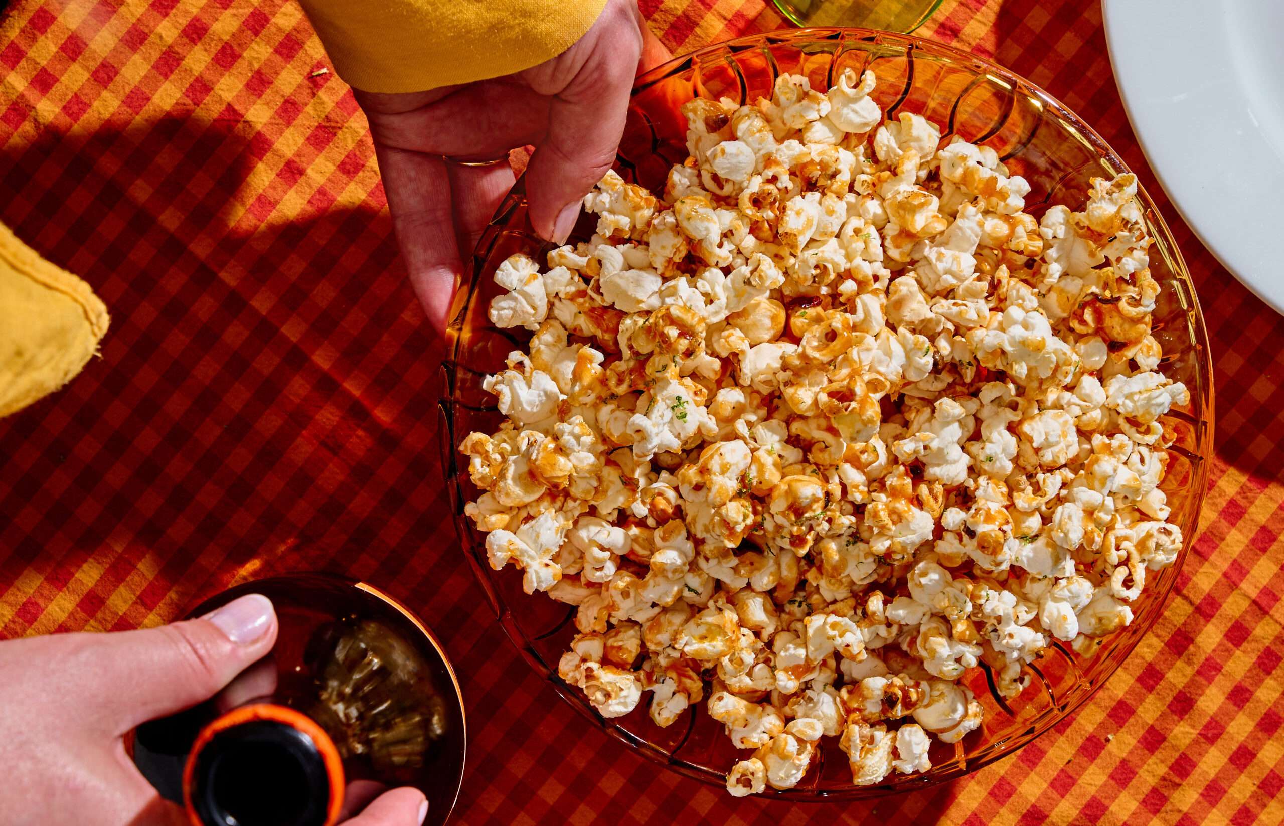 Extra - Jasmijn Beerthuis - Gezouten karamel popcorn met crispy chili oil - credits Mitchell van Voorbergen